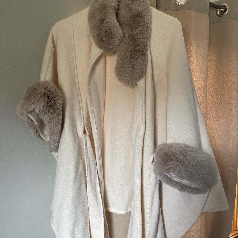 Elegant Cream Cape with Faux Fur Trim